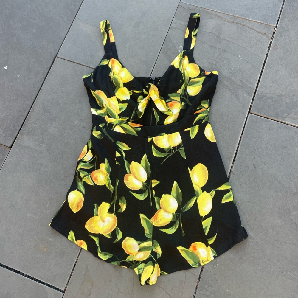 Honey Punch lemon print‎ tie front romper Sz M